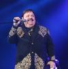 Después de esa última canción, el “Rey del acordeón” anunció la presencia de su hijo Ramón Ayala junior, con quien interpretó Tengo miedo, Cuánto me cuesta, Mi tesoro, Me caíste del cielo y Pero esta vez llore.