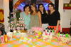 04062015 ES FELICITADA.  Tania Bedolla de Ávalos con las anfitrionas de su fiesta de canastilla: María Luisa Hernández Orozco, Nancy y Denise Ávalos.