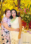 06062015 La futura contrayente acompañada de su abuelita, la Sra. Consuelo L. de Arias.