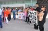 Los manifestantes llevaron pancartas en contra del maltrato animal.