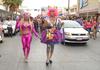 Miles de personas desfilaron por el centro de Torreón, algunas portando disfraces muy coloridos.