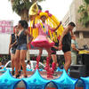 Las calles del centro de Torreón se tornaron multicolor ante la fiesta que armó la comunidad.
