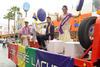 Las calles del centro de Torreón se tornaron multicolor ante la fiesta que armó la comunidad.