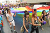Miles de personas desfilaron por el centro de Torreón, algunas portando disfraces muy coloridos.
