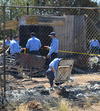 Personal de Servicios Periciales continuó trabajando en el lugar del incendio, el cual fue acordonado para recabar la evidencia posible.
