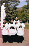 Juventud. Monseñor se encuentra rodeado con sus compañeros de nivel primaria, antes de ingresar al Seminario.