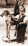 Porte.  En la imagen, don José Guadalupe en plena juventud posando para la lente de la cámara.