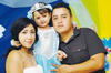 28062015 UN AñO MáS DE VIDA.  Jessica Ontiveros Ávila y Enrique Mares Olmos con su pequeña hija, Regina Mares Ontiveros, en su fiesta de cumpleaños.