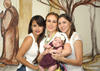 Acompañada de su hija, Elisa Ganem Urby, y Marcela.