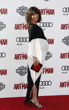 Evangeline Lilly, protagonista de la cinta, lució su embarazo en la alfombra roja.