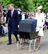 Fanáticos de la realeza británica celebraron el bautismo de la princesa Carlota.