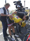 El líder, Fabian Cancellara tuvo que ser revisado por el doctor.