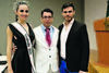 05072015 Gustavo Helguera con los conductores del evento, Brenda Herrera y Arturo Arana.
