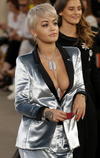 La cantante británica Rita Ora lució un escotado atuendo.