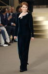 La actriz estadounidense Julianne Moore lució un elegante vestido durante la presentación de la colección otoño-invierno 2015/2016 de alta costura de Karl Lagerfeld para Chanel.