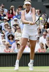 Con complicaciones provocadas por ella misma, la tenista rusa María Sharapova batalló de más para clasificar a las semifinales de Wimbledon.