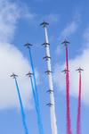 En la ceremonia participaron aviones que dejaron en el aire los colores de Francia.