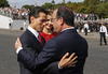 Hollande recibió calurosamente con un abrazo a Peña Nieto y a su esposa, Angélica Rivera.