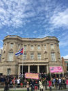 Los colores azul, rojo y blanco de la bandera de Cuba ondearon por primera vez en su nueva embajada en la capital de Estados Unidos.