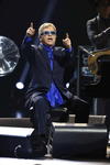 Elton John deleitó con sus grandes éxitos.