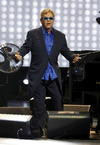 Elton John salió al escenario con un traje azul con brillantes y sus característicos lentes.