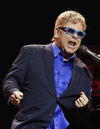 Elton John salió al escenario con un traje azul con brillantes y sus característicos lentes.