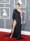 La cantante causó polémica al acudir a la ceremonia 55 de los Grammy con un vestido negro que dejaba toda una pierna al descubierto, justo cuando se habían anunciado medidas más estrictas sobre la vestimenta para la ceremonia.
