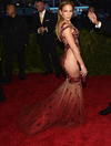 Jennifer Lopez sorprendió al llegar a la gala del MET de 2015 con un atrevido atuendo de Versace.