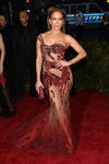 Jennifer Lopez sorprendió al llegar a la gala del MET de 2015 con un atrevido atuendo de Versace.