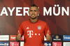 Durante la conferencia de prensa, Arturo estuvo acompañado por Matthias Sammer, que se desempeña como director deportivo del Bayern.