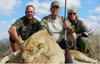 El actor Lee Ermey causó polémica al publicar desde su cuenta de Facebook fotografías en las que aparece cazando leones u otros animales.