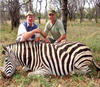 El Rey Juan Carlos de España fue criticado en 2012 por aparecer en un safari en Botswana tomándose fotografías junto a un elefante muerto.