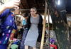 Angelina Jolie se unió a Aung San Suu Kyi en una reunión con mujeres trabajadoras.