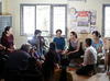 Durante su encuentro con las trabajadoras de una fábrica a las afueras de una zona industrial en la mayor ciudad de Mianmar, Yangón, Jolie y Suu Kyi vieron de primera mano las condiciones en las que viven la mujeres, en su mayoría en alojamientos de bajo coste. Jolie recorrió también el interior de la fábrica.
