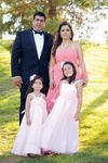 02082015 EN FAMILIA.  Vicente Molina y Vanessa Mazzoco de Molina con sus hijas, Jimena y María Emilia.