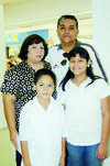 02082015 EN FAMILIA.  Brenda, José, Roberto y Danna.