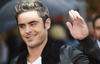 Zac Efron fue aclamado al llegar al teatro Ritzy de Londres.