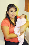 13082015 Analí Fernanda Lozano de Velasco con su bebé.