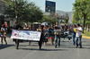 El grupo de manifestantes recorrió la calzada Colón en donde con sorpresa los veían las decenas de familias que disfrutan de los atractivos del lugar.