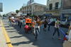 Los participantes llevaron lonas y pancartas contra las corridas de toros.