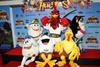 Los actores que prestaron su voz a los personajes de Un gallo con muchos huevos acudieron al estreno de la cinta en un cine de la Ciudad de México.