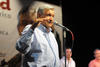 Simpatizantes recibieron a López Obrador en el lobby del teatro.