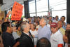 Simpatizantes recibieron a López Obrador en el lobby del teatro.