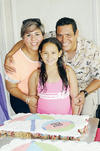 23082015 FELIZ CUMPLE.  Mariana Ramos Gutiérrez con sus papás, María Teresa Gutiérrez Encino y Víctor Ramos González, en su fiesta por sus diez años de vida.