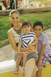 25082015 EN FAMILIA.  Eunice M. de Chávez con Diego y Ximena.
