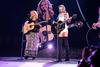 Durante otro de sus shows en el Staples Center de Los Ángeles, Swift llamó al escenario a quien dio vida a Phoebe Buffay en la exitosa serie Friends y juntas interpretaron la conocida canción de su personaje Smelly cat.