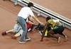 Bolt festejaba su triunfo con la afición que se dio cita en el 'Nido del Pájaro' de Beijing, cuando un camarógrafo perdió el control de su segway.