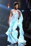 En anteriores ediciones, la modelo inglesa Naomi Campbell ha participado en este desfile de modas.