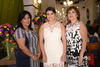 28082015 CERCA DEL ALTAR.  Elisa Martínez Casillas con su mamá Margarita Casillas y su futura suegra María Elena Cortés.