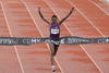 La atleta etíope Shewarge Amare cruza la meta en primer puesto.